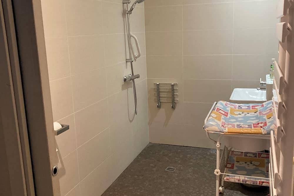 Casa adosada para alojarse en el centro de Lourdes, cerca de santuarios. in Lourdes (Altos Pirineos), Altos Pirineos