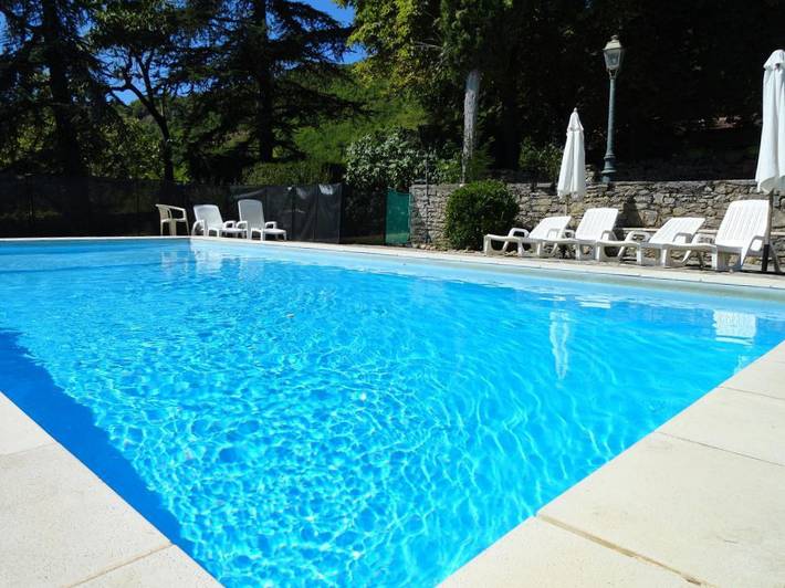 Gîte pour 4 personnes, avec terrasse ainsi que piscine et jardin
