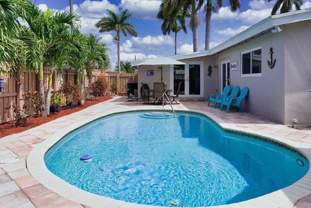 Privates, neu renoviertes / möbliertes Poolhaus in fußläufiger Entfernung zum Strand! in Pompano Beach, Broward County