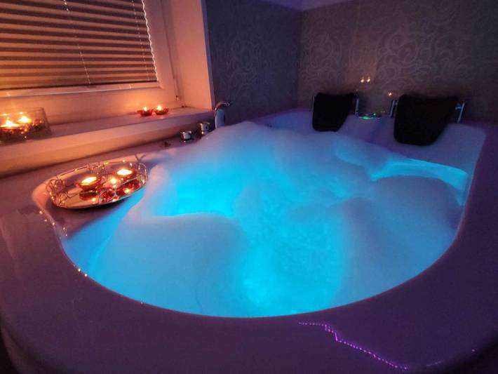 Apartament wakacyjny dla 2 osób, z jacuzzi w Sosnowiec