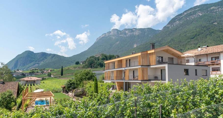 Ferienwohnung für 4 Personen, mit Ausblick und Garten sowie Pool in Eppan an der Weinstraße