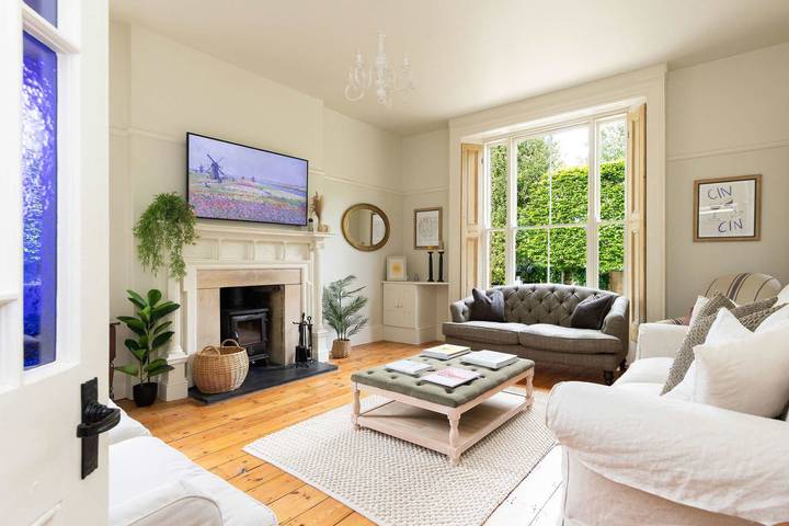 Victorian House, Sleeps 14, Pool and Gardens in Sidlesham, Sussex Occidental