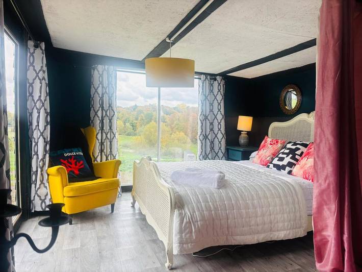 Glamping for 6 people, with garden and lake view as well as view in Hertfordshire