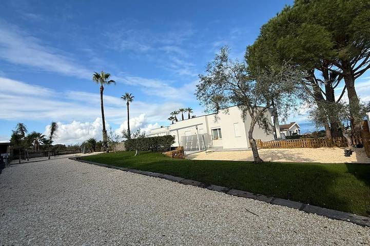 Heavenseahome, villa con vista mare, ampi spazi e tranquillità. Animali ammessi. in Costa Saracena, Augusta (comune)