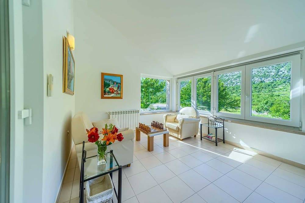 Villa Roglić im dalmatinischen Hinterland mit privatem Pool, Tennis-, Boccia- und Golfplatz in Zagvozd, Makarska Riviera