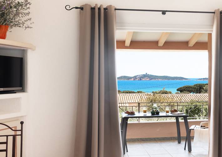 Gîte pour 3 personnes, avec Jacuzzi et Terrasse ainsi que Jardin et Piscine en Corse-du-Sud - 2