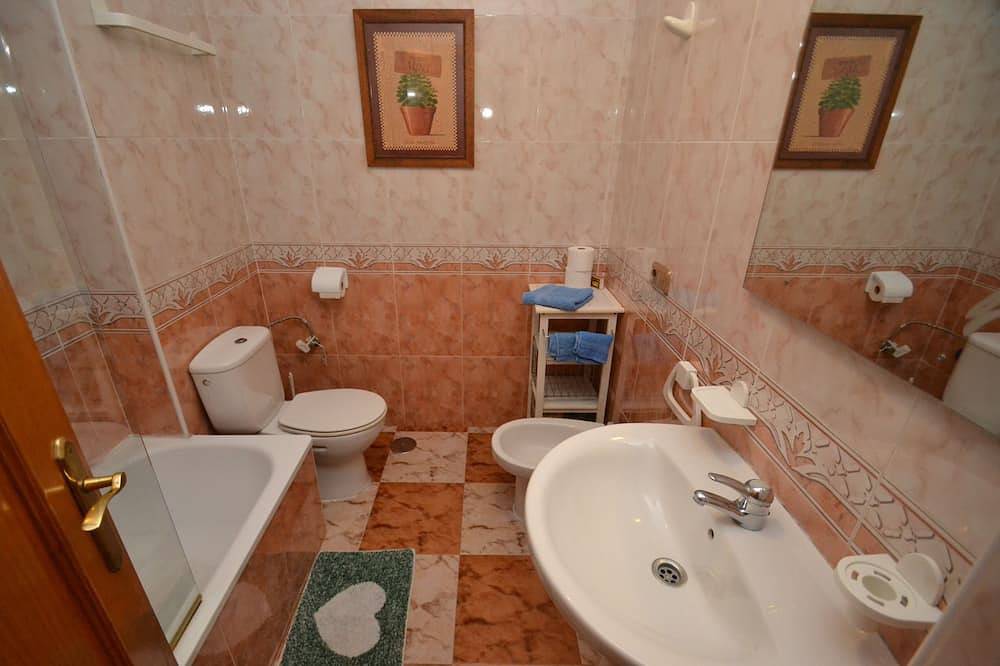 Entire apartment, Orihuela Costa with pool, 4 people, air con, Wifi, Sat-Tv, Villamartin Plaza in Panorama Golf, Orihuela