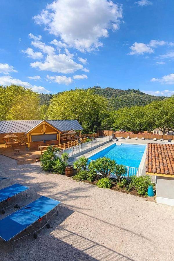 Hôtel pour 2 personnes, avec Terrasse ainsi que Jardin et Piscine