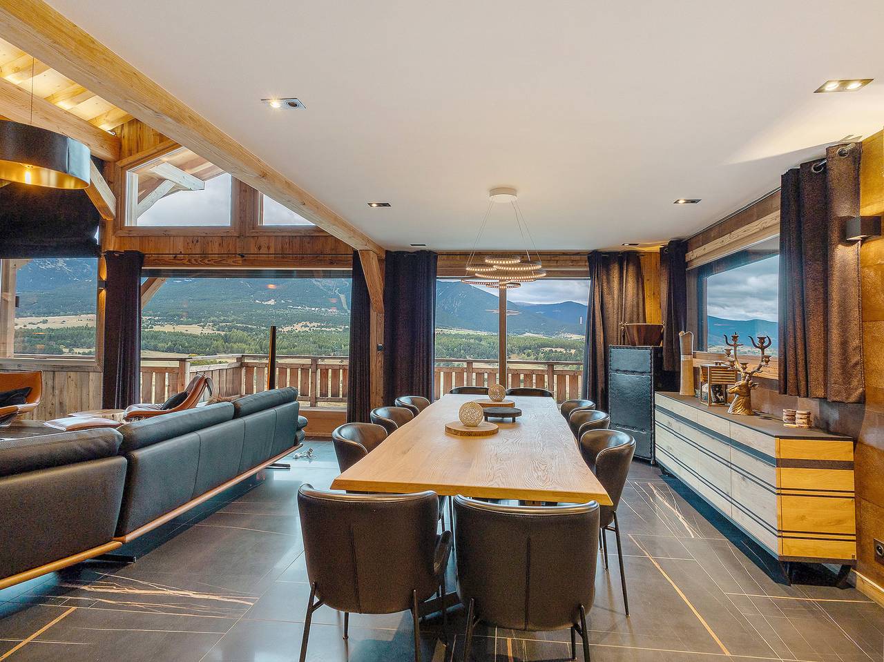Chalet 'Isabella Lodge Pyrénées' with Lake View, Private Terrace and Wi-Fi in Bolquère, Parc naturel régional des Pyrénées catalanes