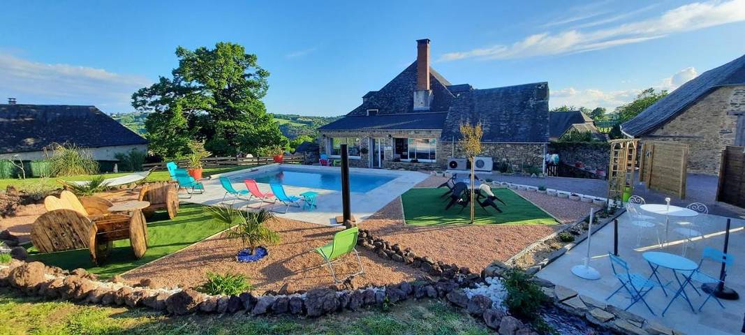 Location de vacances pour 2 personnes, avec Terrasse ainsi que Jardin et Piscine dans Chanteix