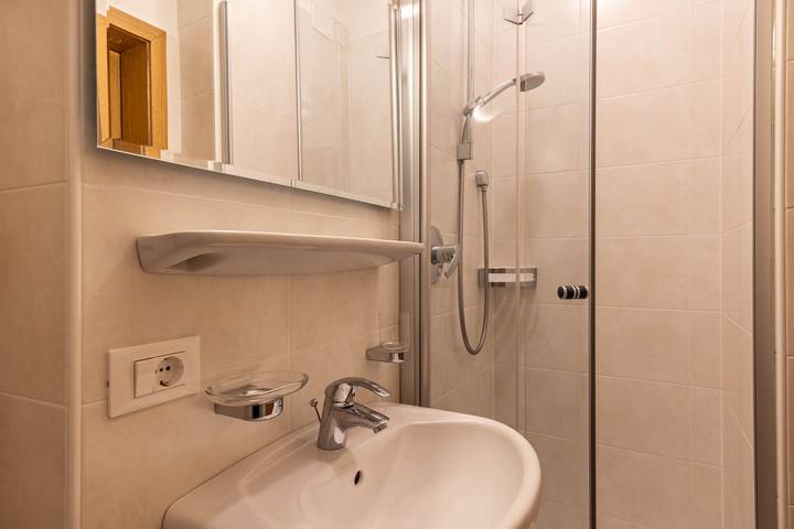 Entire apartment, Apartment 'Unterhauserhof B' with Mountain View, Wi-Fi, Balcony & Garden in Olang, Eastern Dolomites