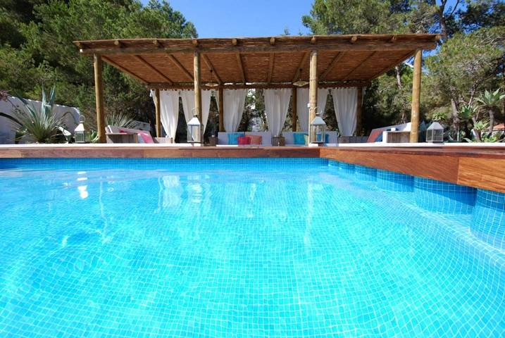Apartahotel para 3 personas, con Terraza y Jacuzzi además de Jardín y Piscina en Formentera