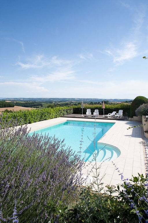 Gîte pour 4 personnes, avec piscine ainsi que terrasse et jardin à Cadalen - 4