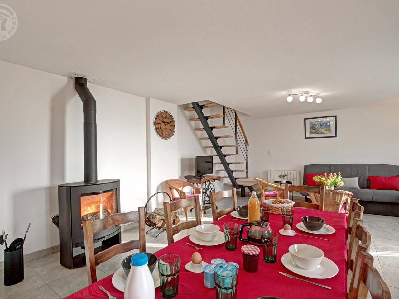 Gîte paisible 3 chambres avec cheminée et animaux admis in Régny, Région de Roanne