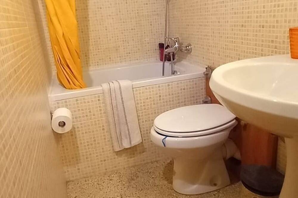 Casa Dino chambres, salle de bain privée- Hébergement en famille d'accueil in Rome, Province de Rome