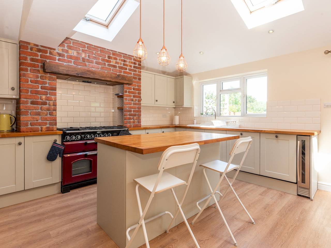 Pass the Keys | Stunning, Spacious Chessington Gem with Parking in Kingston upon Thames, Chessington World of Adventures