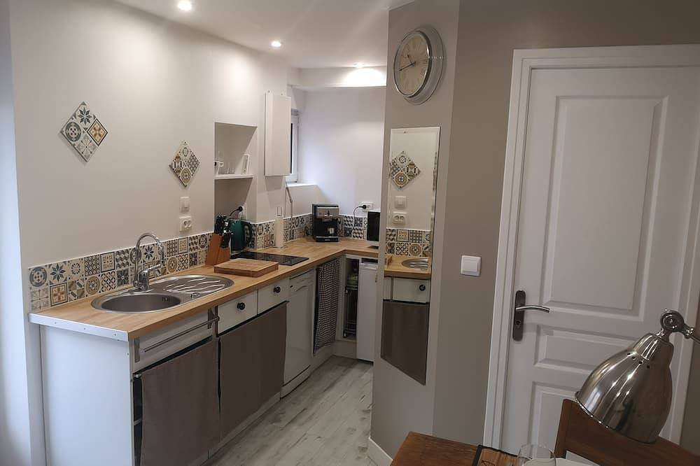 Entire apartment, L'abri Côtier, Studio Rénové Tout Confort à 50 Mètres de Plage in Luc-sur-Mer, Caen region