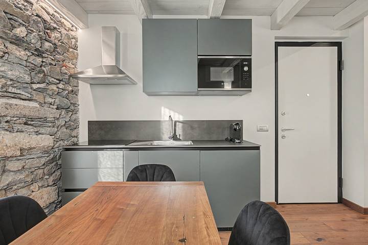 Appartement entier, Maison Cerise - Appartement 2 avec vue montagne, balcon et Wi-Fi in Aoste, Alpes valaisannes