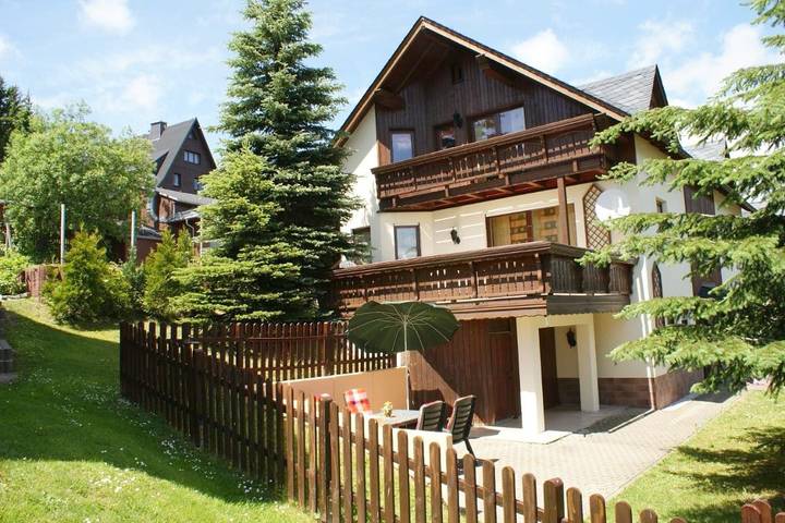 Ferienwohnung für 8 Personen, mit Balkon und Terrasse sowie Garten und Sauna in Oberwiesenthal