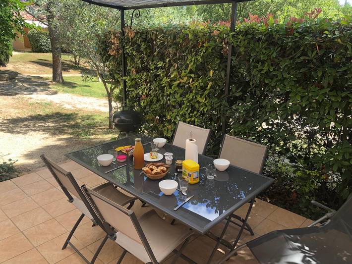 Gîte 'Le Murier Platane' da Heike e Didier, piscina condivisa, Wi-Fi e aria condizionata in Saint-Christol-lès-Alès, Alès e dintorni