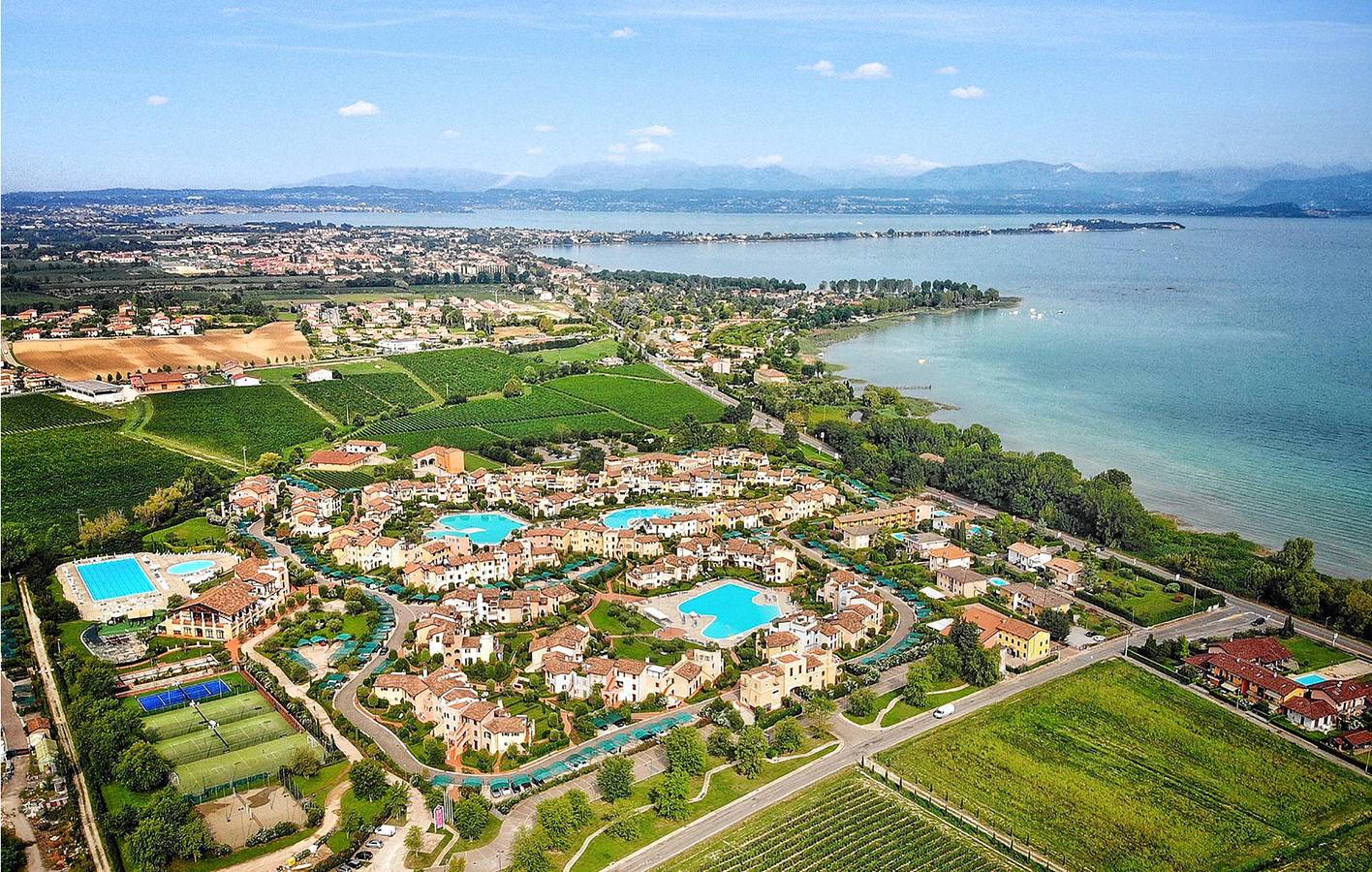 Appartement de vacances entier, Appartement avec vue sur le lac avec parking, piscine et terrasse in Peschiera del Garda, Montagnes autour du lac de Garde