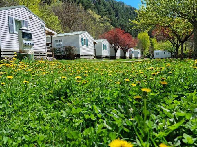 Camping pour 4 personnes, avec Terrasse et Bassin pour enfant ainsi que Piscine et Vue