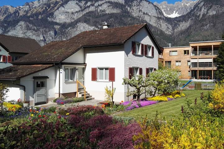 Chalet für 8 Personen, mit Terrasse und Garten in Flums