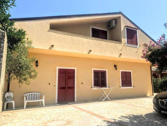 Location de vacances pour 8 personnes, avec terrasse et jardin dans Marina di Davoli