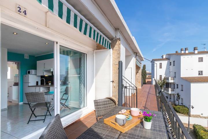 Hel lejlighed, Apartment 'Bella Mar' with Sea View, Private Terrace and Air Conditioning in l'Escala, Upper Empordà