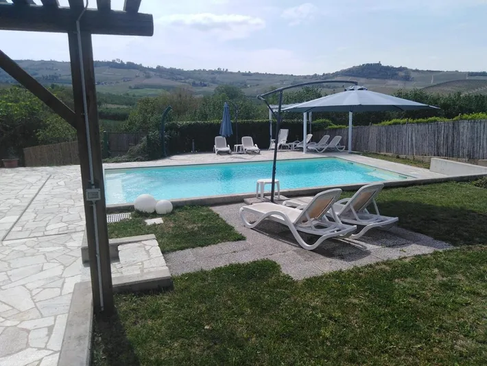 Casa de huéspuedes para 2 personas, con jardín y piscina además de vistas y balcón - 1