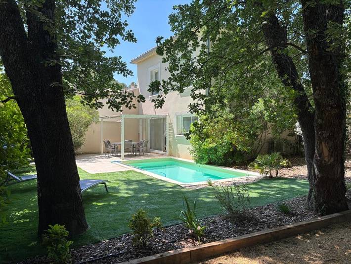 Villa pour 4 personnes, avec jacuzzi ainsi que piscine et jardin