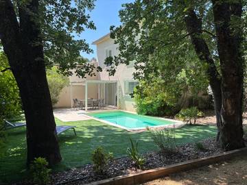 Cottage pour 4 personnes, avec jacuzzi ainsi que jardin et piscine à Uchaux
