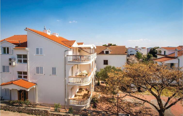 Ganze Ferienwohnung, Gemütliche Ferienwohnung mit Terrasse und WLAN, 2 km vom Strand entfernt in Srima, Šibenik-Knin
