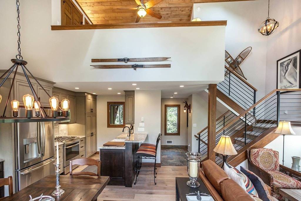 Perfektes Jahr rund um Mtn Escape! Kein Auto benötigt, bequem zur kostenlosen Bushaltestelle, wunderschön umgebaut! in Vail, Eagle County