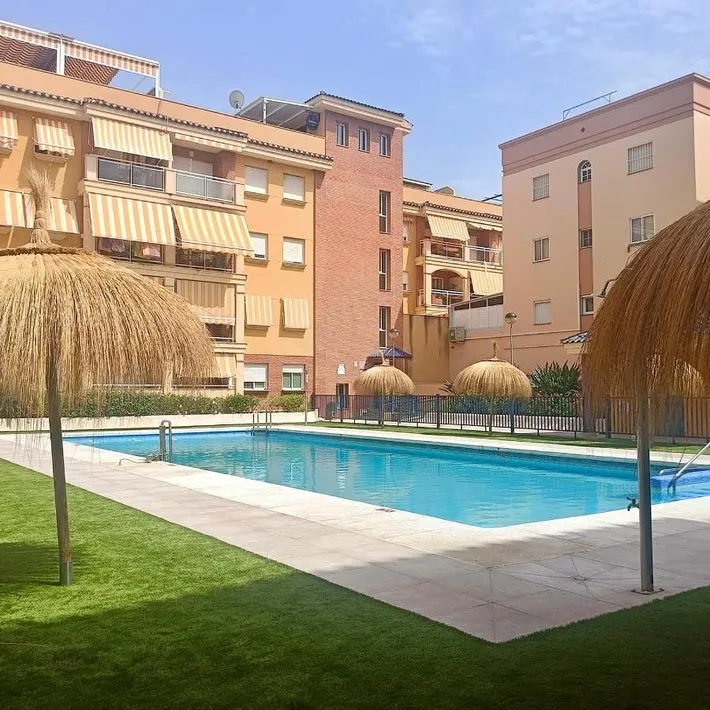 Apartamento de vacaciones para 4 personas, con jardín y piscina además de terraza y vistas, Se admiten mascotas - 1