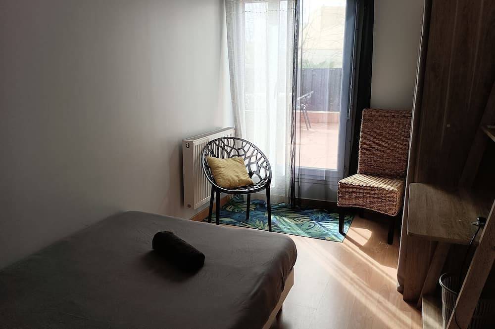 Quiet Marina room with large terrace in Cergy, Valle del Oise