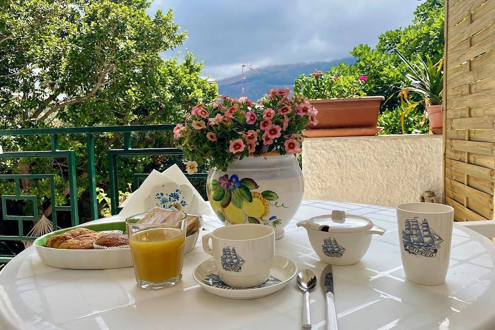 Villa 150 meters from the sea and 5 km from the airport. Villa Melina. in Carini, Palermo Province