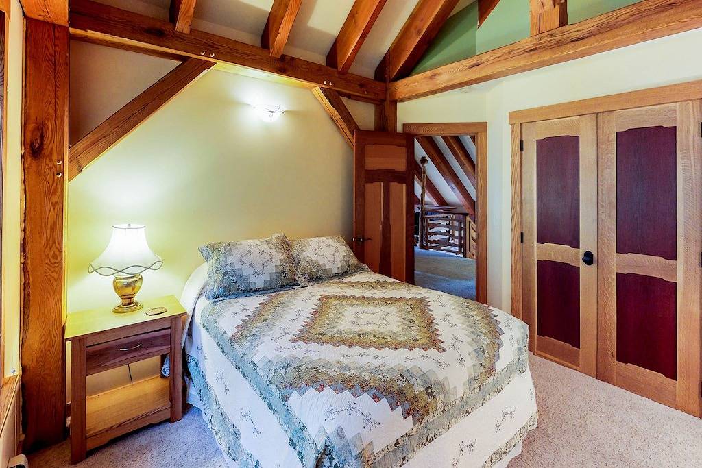 Kabine mit eigenem Whirlpool, Gourmetküche, handgefertigten Holzdetails, in der Nähe von Skifahren in Girdwood, Anchorage