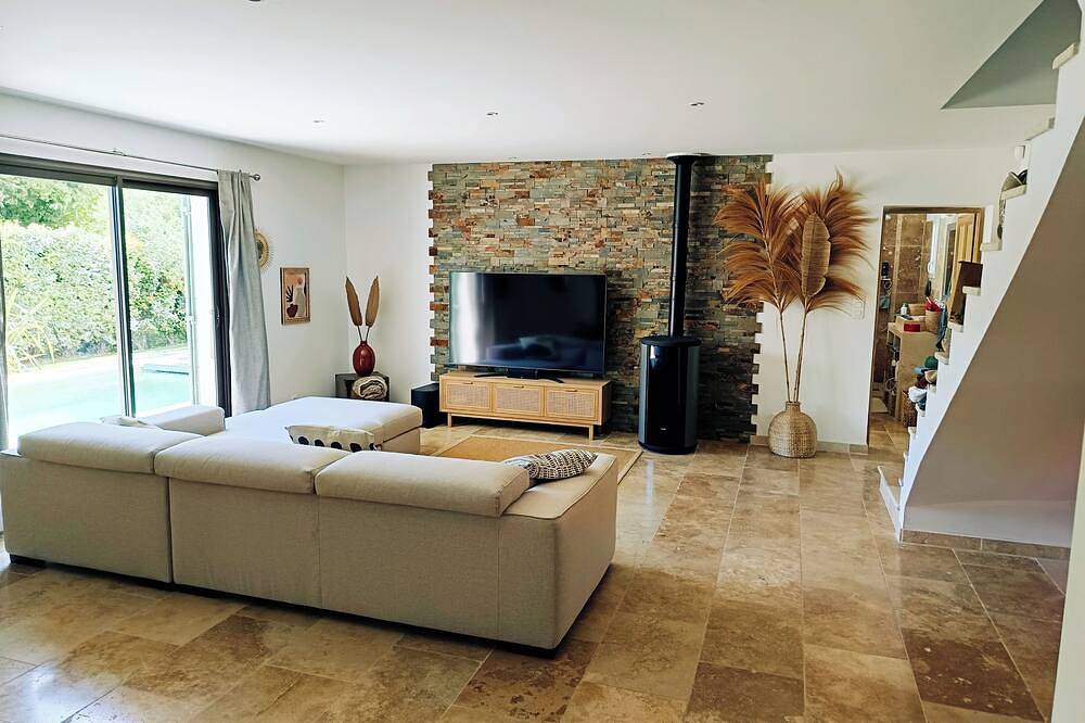 Nice air-conditioned villa with private pool in Noves, Arles region