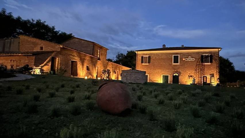 Location de vacances pour 3 personnes, avec piscine et jardin dans Abbadia di Montepulciano