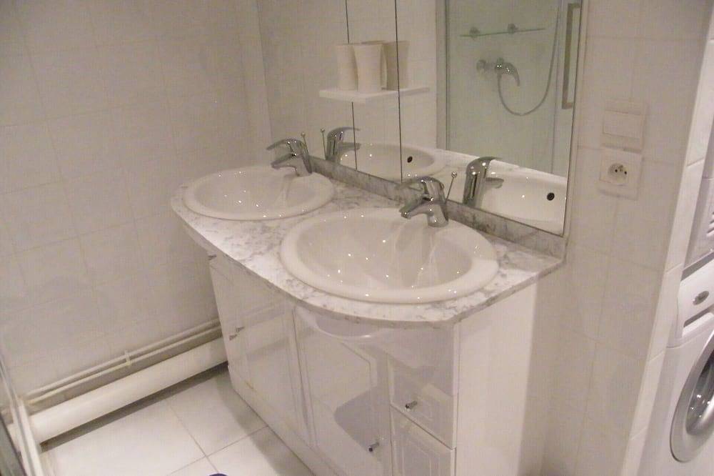 Appartement entier, Appart. 3 chambres proche Paris(Suresnes), 120 m2 -proche tramway (avec parking) in Suresnes, Hauts-de-Seine