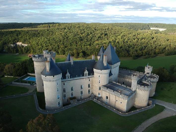 Station pour 2 personnes, avec piscine ainsi que sauna et jardin, animaux acceptés dans Le Pont-Chrétien-Chabenet