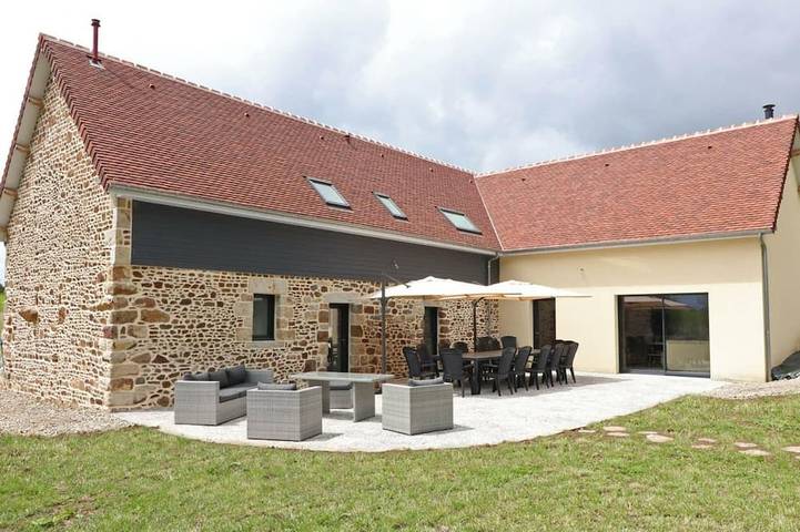 Gîte pour 14 personnes, avec Terrasse ainsi que Jardin et Sauna à La Chapelle-d'Andaine