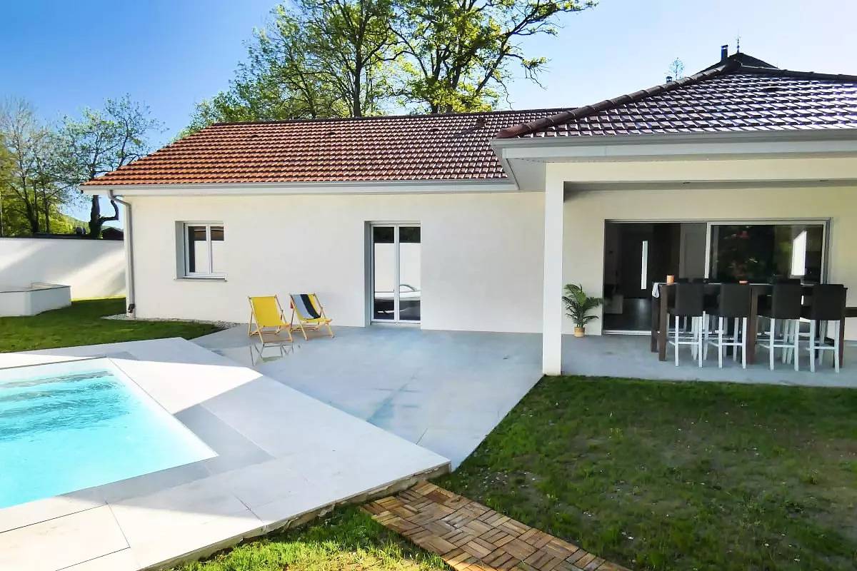Charavines Villa mit Pool, Parkplatz, TV & Garten - 600m zum Stadtzentrum in Charavines, La Tour-du-Pin und Umgebung