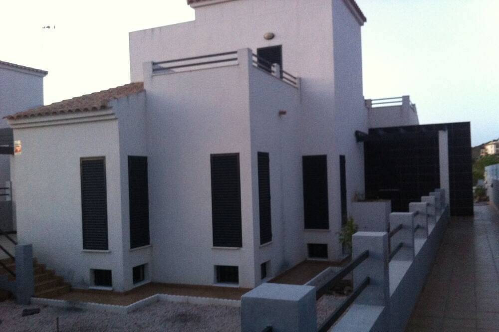 Luxus-Villa auf dem Golfplatz. in Urbanizacion Costa Esuri, Ayamonte