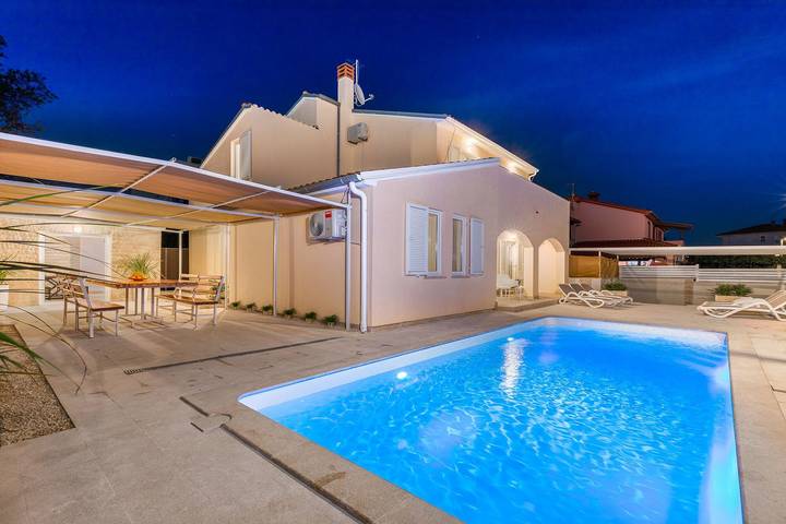 Ferienhaus für 11 Personen, mit Garten und Terrasse sowie Pool in Pula