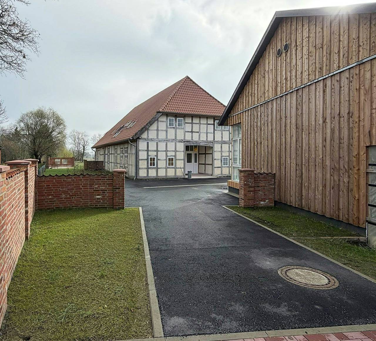 Old farmhouse with its own sports hall in Rodewald, Aller-Leine Valley