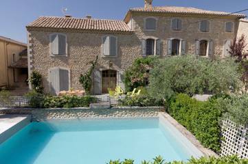 Gîte pour 8 personnes, avec jardin ainsi que vue et piscine à Visan