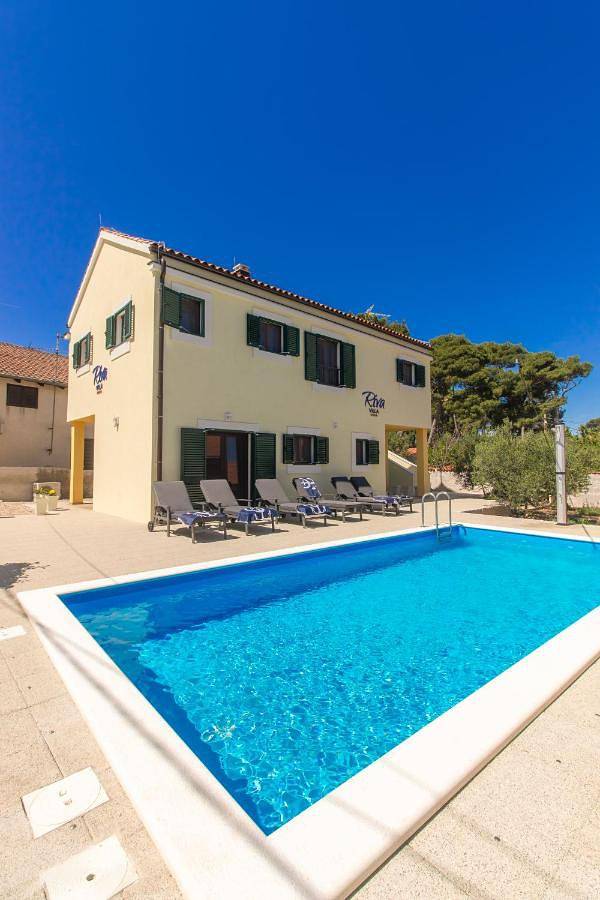 Villa pour 6 personnes, avec vue ainsi que jardin et piscine à Brodarica - 3