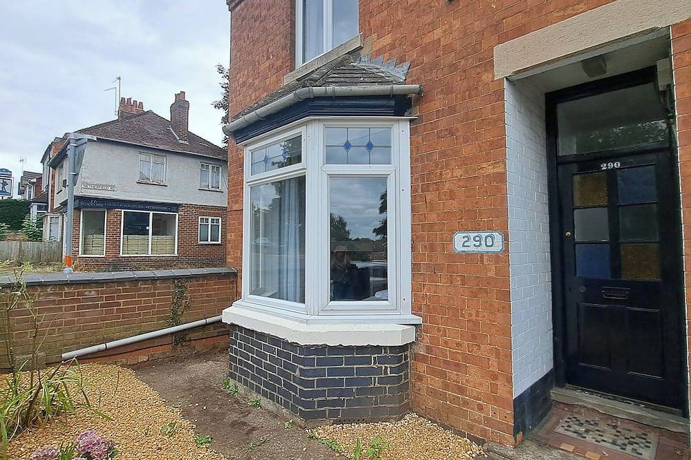 Huge 4 bed in the heart of Kettering in Kettering, Northamptonshire